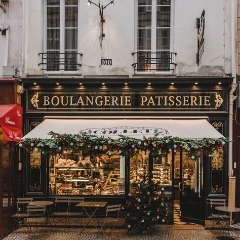 The ShopKeepers on Instagram: "Maison Collet, Paris 📷@carolina.ldno Artisan bread and delicious cakes @maisoncollet I wonder what Christmas treats await inside? #festiveshopfronts #cakeshop #bakery #sharingaworldofshops​​​​​​​​ ​​​​​​​​ 📍100 rue Montorgueil, Paris" Paris Bakery Exterior, Patisserie Exterior, Cozy Bakery Exterior, Christmas Decor Ideas For Bakery, Parisian Bakery Aesthetic, Aesthetic Bakery Exterior, Bread Bakery Aesthetic, Christmas Bakery Aesthetic, Paris Bakery Aesthetic