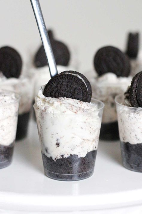 Mini Oreo Cheesecake Shots (No-Bake) - EatCookBake | Quick And Easy Dessert Recipes Oreo Cheesecake Shooters, Desserts In Cups, Cheesecake Shots, Mini Dessert Easy, Dessert Shooters Recipes, Cheesecake Shooters, Mini Oreo Cheesecake, No Bake Oreo Cheesecake, Dessert Cups Recipes