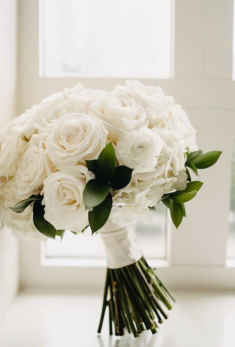 Wedding White Flowers Bouquet, January Wedding Flowers Bridal Bouquets, Rose Bouquet Wedding White, Classic Chic Wedding Theme, Rose Only Bouquet, Large White Rose Bouquet, Only Roses Bouquet, Wedding Bouquets Bride 2023, Bridal Floral Bouquet