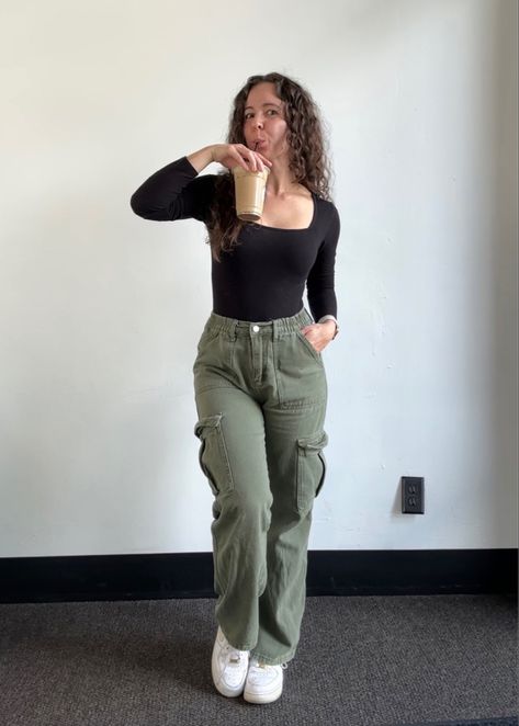 Green Cargo Pants High Waisted, Green Cargo Outfits Women Winter, Outfits With Green Pants Olive, Olive Bottoms Outfit, Cargos In Winter, Green Cargo Pants Outfits Women, Cargo Pants Outfit Inspiration, Women Green Cargo Pants Outfit, Cargo Pants Woman Outfit