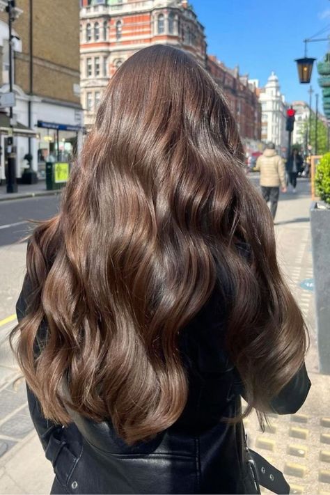 Banana Bread Presentation, Natural Wavy Brown Hair, Hair Color 2023 Blonde, 2023 Blonde Balayage, Golden Dark Brown Hair, Long Ash Brown Hair, Beach Waves Brown Hair, Old Money Brown Hair, Long Chocolate Brown Hair