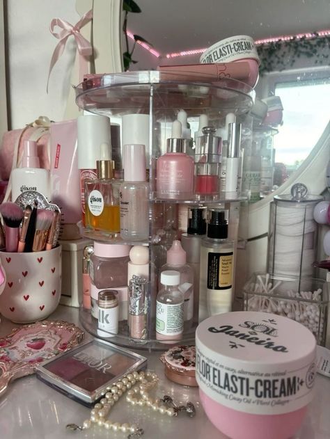 Bathroom Makeup Vanity Aesthetic, Makeup Setup Aesthetic, Aesthetic Makeup Storage, Coquette Vanity Aesthetic, Pink Vanity Aesthetic, Vanity Coquette, Coquette Bathroom, Vanity With Shelf, Coquette Vanity