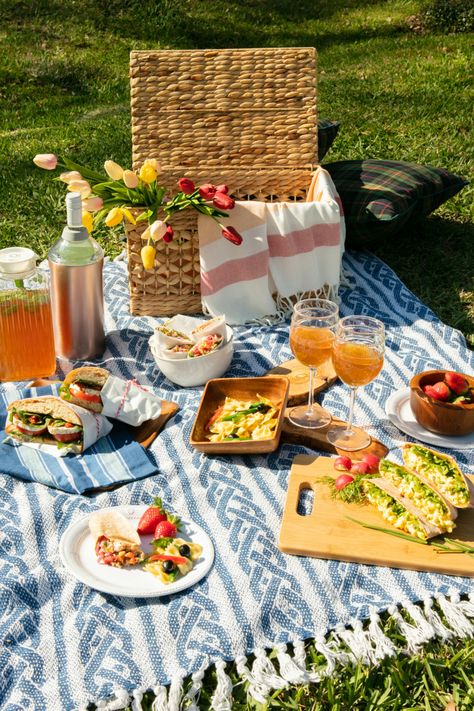 Outdoor Lunch Ideas, Picnic Ideas Beach, Outdoor Picnic Ideas, Placemat Photography, Picnic Basket Diy, Community Picnic, Luxury Picnic Basket, Romantic Picnic Food, Antique Picnic Basket