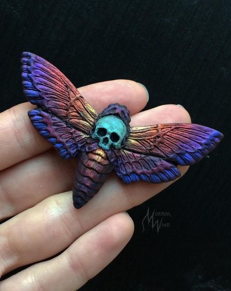 Clay Wings, Dark Boho, Hawk Moth, Creation Art, Witch Jewelry, Polymer Clay Animals, Gothic Skull, Clay Art Projects, Skull Jewelry