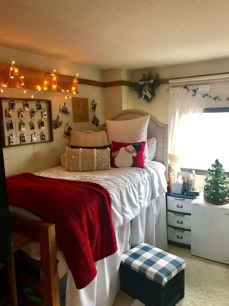 Christmas Dorm Decor Christmas College Dorm Decorations, Christmas Decor Ideas For Dorm Room, Christmas Decor For Dorm Room, Dorm Christmas Decor College, College Dorm Room Christmas Decorations, Christmas Dorm Ideas, Christmas College Apartment, Christmas Dorm Decorations Room Ideas, Christmas Decor Dorm Room