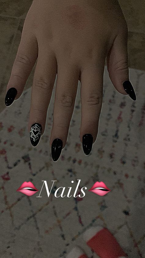 Black Nails With Spider Web Design, Spider Man Nails Black, Black Nails Spider Webs, Spiderman Nails Almond, Black Spiderman Nails, Black Nail Ideas Almond, Spiderman Nails Short, Short Spiderman Nails, Simple Spiderman Nails