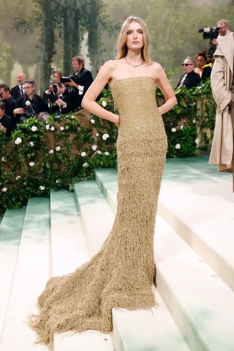 Met Gala 2024: Best Red Carpet Fashion Looks | Observer Versace Gown, Lily Donaldson, Met Gala Red Carpet, Best Red Carpet Looks, Carpet Looks, Fashion Moments, Best Mothers Day Gifts, Costume Institute, Lifestyle Art