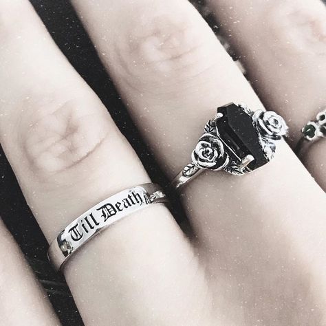 Goth Engagement Rings Silver, Rings Goth Aesthetic, Goth Wedding Ring Set, Wedding Rings Gothic, Halloween Wedding Rings, Gothic Wedding Rings Engagement, Wedding Rings Goth, Alt Wedding Rings, Untraditional Rings