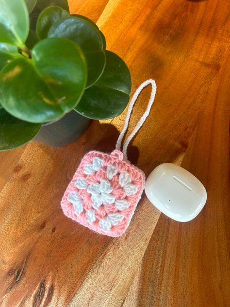 Crochet Coin Purse, Crochet Case, Easy Crochet Animals, Crochet Hair Accessories, Crochet Pouch, Crochet Goodies, Crochet Stitches For Beginners, Crochet Fashion Patterns, Crochet Square Patterns