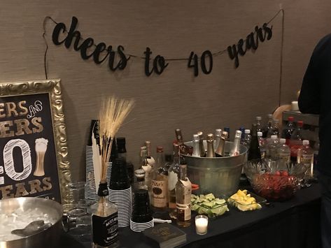 Bar setup for Birthday party Bar Table Decorations Parties, Party Bar Setup Ideas, Party Drink Table Setup, Table Bar Setup, Birthday Table For Men, Diy Bar Table For Party, 30th Birthday Dinner Party Ideas For Men, Home Bar Party Set Up, Bar Area For Party