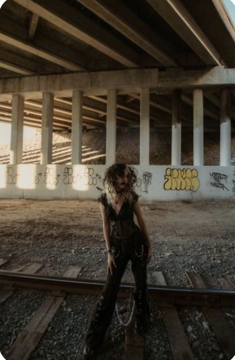 Moody Grunge Photoshoot, Outdoor Edgy Photoshoot, Edgy Senior Pictures Grunge, Grunge Fall Photoshoot, Emo Aesthetic Photoshoot, Senior Pictures Outfits Grunge, Grunge City Photoshoot, Outdoor Grunge Photoshoot, Underpass Photoshoot