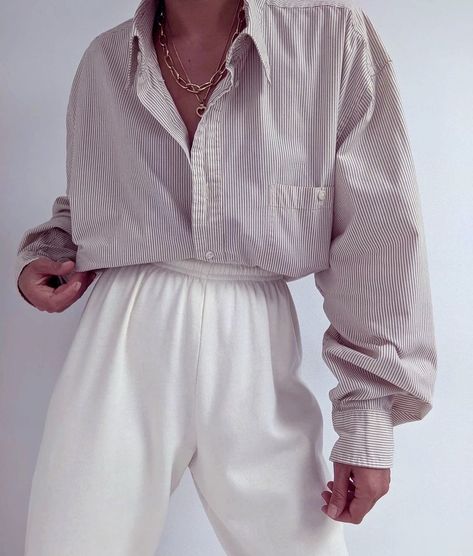 Sweatpants And Button Up Shirt Outfit, Nanin Vintage, White Sweatpants Outfit, Vintage Button Up Shirt, White Sweatpants, Airbrush App, Fashion 90s, Sweatpants Outfit, Aesthetic Minimalist