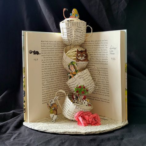 Book Paper Crafts, Upcycled Books Crafts, Book Sculptures, Old Page, Book Art Sculptures, Old Book Crafts, Bookshelf Art, Book Page Crafts, Book Page Art