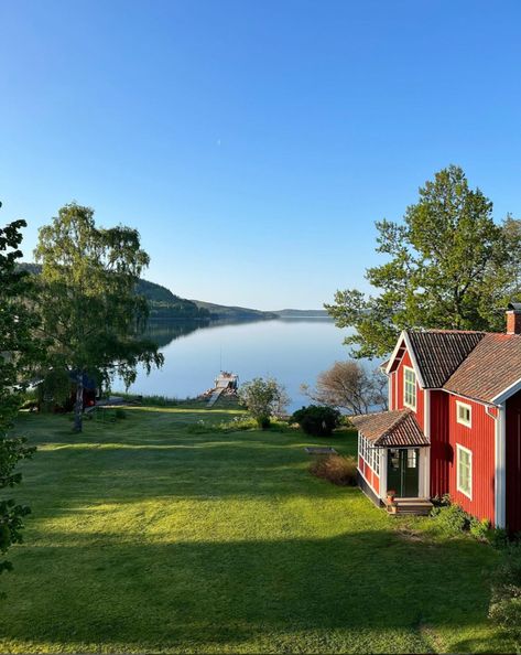 Swedish Summer House, Sweden Aesthetic, Swedish Country House, Swedish Houses, Scandinavian Cottage, My Scandinavian Home, Sweden House, North Europe, Scandinavian Aesthetic