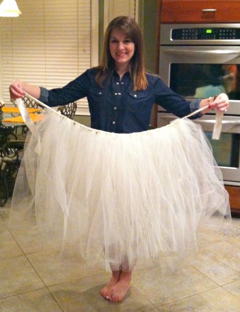 DIY Tulle Skirt                                                                                                                                                                                 More #tulleskirtsdiyteen Rok Tile, Adult Tulle Skirt, Diy Tulle Skirt, Tutu En Tulle, Diy Tulle, Tule Rok, Easy Diy Costumes, Skirt Diy, Diy Tutu