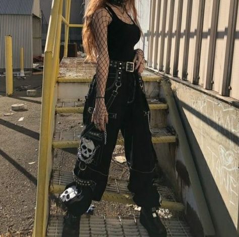 Outfit Ideas Emo Alternative, Y2k Rock Fashion, Greyday Outfit Ideas, Hannah Core Outfits, Style Inspo Grunge, Alternative Outfits Concert, Emo Style 2023, Grunge Outfits For Concerts, Egirl Outfits Pants