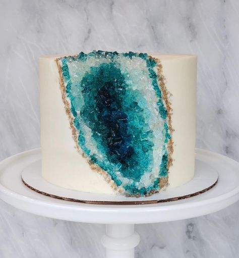 Unique Cake Designs, Strawberry Cream Cheese Filling, Gem Cake, Shamrock Shake, Geode Cake, Cream Cheese Buttercream, Crystal Cake, Decoration Cake, Design Cake