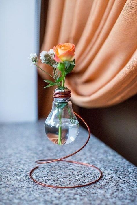 17 Creative Recycled Light Bulb Ideas For Your Next Home Decorating Projects Rustic Wedding Decorations, Flower Vases Diy, Takken Decor, Recycled Light Bulbs, Tanaman Sukulen, Vasos Vintage, Kule Ting, Light Bulb Crafts, Tanaman Pot