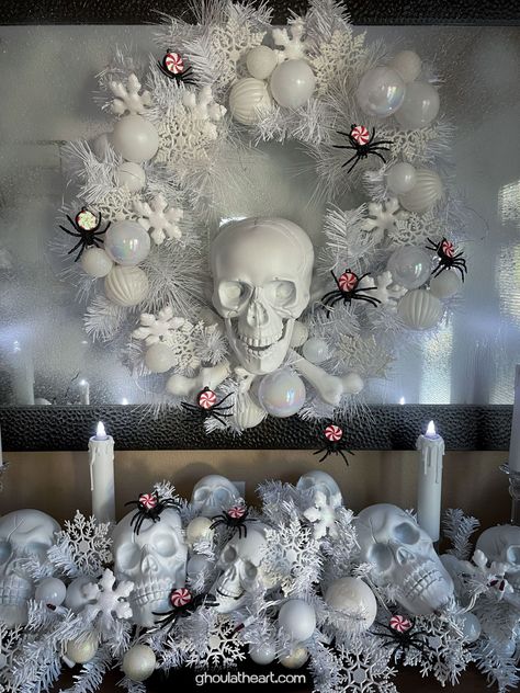 Halloween Tree White, Goth Christmas Tree Ornaments, Spooky Christmas Wreath, Nightmare Before Christmas Tree Decor, Christmas For Halloween, Skull Christmas Decorations, Skull Tree Topper, Gothic Christmas Crafts, Gothmas Decor Diy