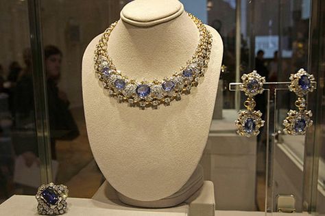 Liz Taylor's Diamond and Saphire Necklace and earrings of 'Mouaward' Liz Tyler, Elizabeth Taylor Diamond, Elizabeth Taylor Jewelry, Grandmother Necklace, Ruby And Diamond Necklace, Liz Taylor, Snake Bracelet, Royal Jewels, White Horses