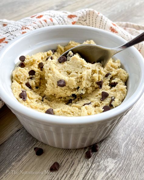 AMAZING PROTEIN COOKIE DOUGH - Nutritionist Mom Cookie Dough Yogurt, Oat Flour Cookies, Protein Powder Cookies, Pumpkin Pie Protein, High Protein Cookies, Protein Mug Cakes, Protein Cookie Dough, Healthy Cookie Dough, Protein Cookie