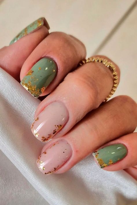 Glossy Nude and Olive Green Nails Check more at https://mangadexx.com/glossy-nude-and-olive-green-nails/ Olive Green Nails, Acrylic Dip Nails, Nails November, Olive Nails, Bridesmaids Nails, Green Nail Art, Gel Toe Nails, Green Nail Designs, Nude Nail Designs