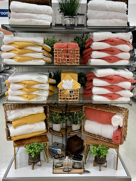 Retail Display Tea Towels, Towel Shop Display, Bath Product Retail Display, Bathroom Showrooms Display, Homeware Display Visual Merchandising, Homegoods Merchandising, Homeware Display, Tj Maxx Decor, Retail Store Layout