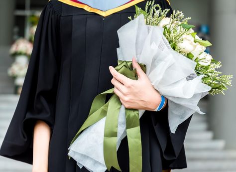 High School Graduation Flowers Bouquet, Presentation Bouquet Graduation, Graduation Flower Bouquet Ideas, Graduation Bouquet Ideas Flowers, College Graduation Flowers Bouquet, Bouquet Of Flowers Graduation, Bouquet Of Flowers For Graduation, Graduation Flowers Bouquet Gift, Graduation Flowers Bouquet Ideas