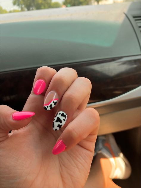 Pictures Of Nails Ideas, Preppy Cowgirl Nail Ideas, Nail Ideas Cow Print Pink, Nail Ideas Cowgirl, Fun And Easy Nail Designs, Gel Nail Designs Cow Print, Cute Nails For Fair, Acrylic Nails Cow Design, Hot Pink Cowprint Nails