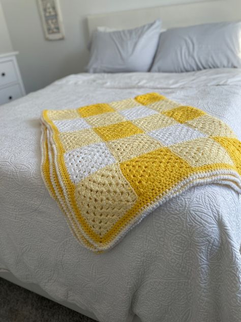 Free Crochet Blanket Designs: Stylish and Functional Home Accessories Yarn Projects Crochet, Baby Blanket Crochet Pattern Easy, Crochet Blanket Diy, Yellow Blankets, Easy Crochet Animals, Easy Crochet Baby Blanket, Crochet Blanket Designs, Easy Crochet Baby, Crochet Granny Square Blanket