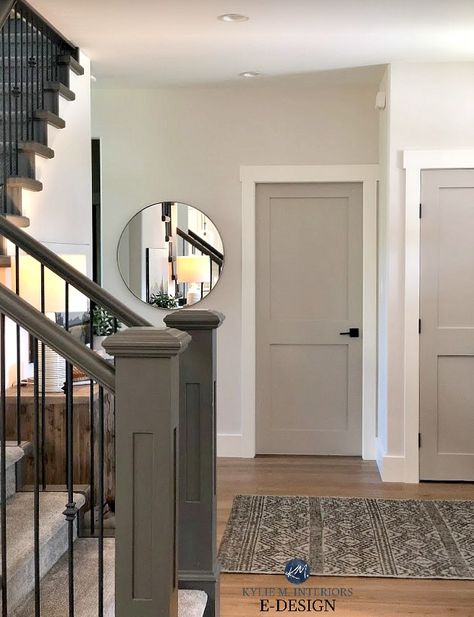 BM Revere Pewter Door/ Edgecomb Gray lightened 50 % walls/SW Urbane Bronze staircase rails and posts Gray Doors Interior, Paint Doors White, Revere Pewter Paint, Interior Door Colors, Grey Interior Doors, Bee Kitchen, Pintu Interior, Edgecomb Gray, Dark Doors