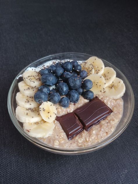 oatmeal with dark chocolate, banana and blueberries Banana Chocolate Oatmeal, Dark Chocolate Banana, Chocolate Oatmeal, Nuts & Seeds, Banana Blueberry, Chocolate Banana, Breakfast Ideas, Blueberries, Dark Chocolate