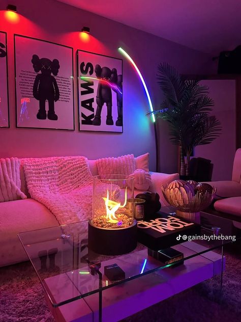 Apartment Terrace Decorating, Graphic Living Room, Futuristic Apartment Decor, Esthetic House Decor, Cool Apartment Wall Decor, Baddie House Decor Living Room, Cute Living Room Inspiration, Apartment Inspo For Couples, Aura Apartment Decor