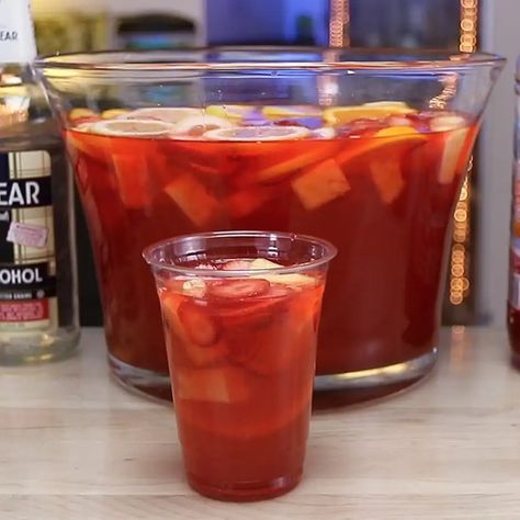 Easy Jungle Juice Recipe Cheap, Everclear Punch, Trash Can Punch Recipe, Hunch Punch Recipe, Everclear Drinks, Trash Can Punch, Hunch Punch, Birthday Punch, Strawberry Cocktail Recipe