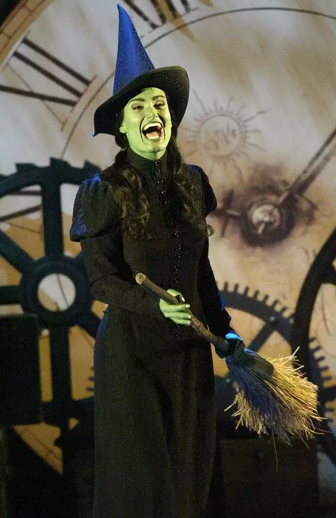 Wicked Musical Broadway, Elphaba Costume, Elphaba Wicked, Wicked Movie, Wicked Costumes, Elphaba And Glinda, Wicked Musical, Olive Undertones, Idina Menzel