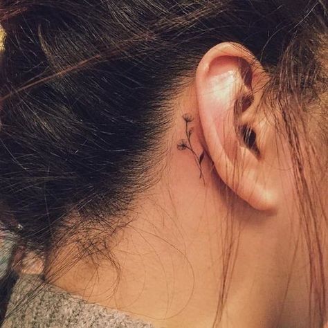 Tiny Flowers Tattoo Behind The Ear Discrete Tattoo, Tiny Flower Tattoos, Tattoos Aesthetic, Behind Ear Tattoos, Small Flower Tattoos, Chest Tattoos, Simple Tattoo Designs, Inspiration Tattoos, Small Tattoos Simple