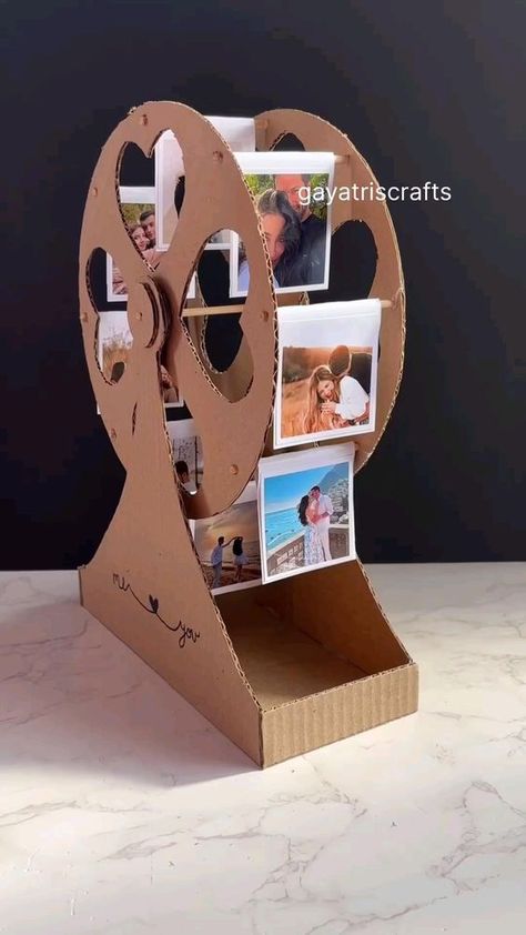 #Dicas Cute Gifts For Her Diy, Cardboard Ferris Wheel Diy, Photo Wheel Diy, Useful Things To Make Out Of Cardboard, How To Make Things Out Of Cardboard, Photo Ferris Wheel Diy, Cardboard Crafts Gifts, Crafts To Make Out Of Cardboard, Art And Craft With Cardboard