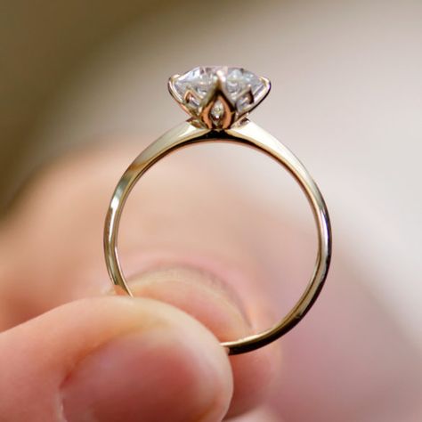 Pedal Prong Ring, Chain Engagement Ring, Unique Ring Prongs, Engagement Ring Setting Styles, Cathedral Band Engagement Rings, Diamond Ring Settings Ideas, Vintage Solitaire Ring, Everyday Solitaire Diamond Ring, Classic Round Cut Diamond Ring