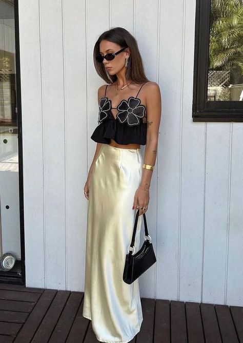 Satin Skirt Outfit, Outfit Dinner, Looks Pinterest, Gold Skirt, Rock Outfit, Stunning Tops, Flower Top, Outfit Trends, Night Out Outfit