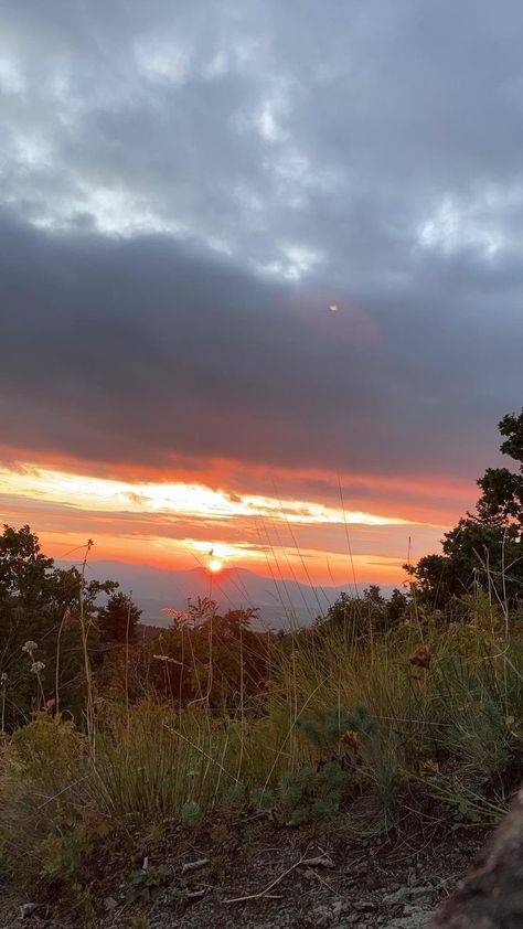 Mountains Aesthetic, Sunset Time, Fotografi Digital, Photography Sunset, Scenery Pictures, Aesthetic Sunset, Amazing Nature Photography, Photography Landscape, Time Lapse Video