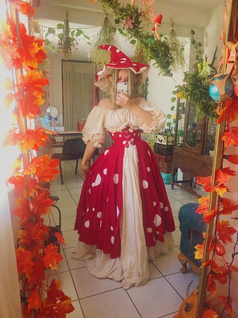 Renfair Costume Ideas, Ren Fest Mushroom, Mushroom Renn Faire, Glow Wave Aesthetic Outfit, Amanita Mushroom Costume, Witch Fairy Costume, Mushroomcore Aesthetic Outfits, Mushroom Dress Fairy, Mushroom Witch Cosplay