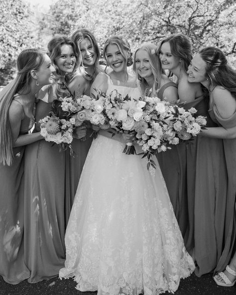 Kate & her bridesmaids 🤍 Six Bridesmaids Photos, Cute Wedding Photos Bridesmaids, Bridesmaid Portraits Picture Ideas, Bride Photos With Bridesmaids, Bridal Party Photo Poses, Wedding Photography Poses Bridesmaids, Creative Bridesmaid Photos, Wedding Bridesmaid Poses, Wedding Bridesmaid Photo Ideas