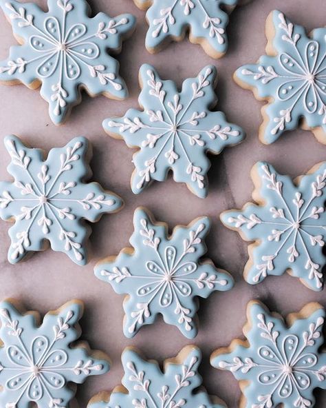 Winter Frosted Cookies, Gingerbread Cookies Snowflakes, Snowflake Gender Reveal Cookies, Frozen Cookies Decorated Royal Icing, Christmas Cookie Snowflake, Decorate Snowflake Cookies, White Decorated Christmas Cookies, Blue Christmas Cookies Decorated, Christmas Cookies Decorated Snowflake