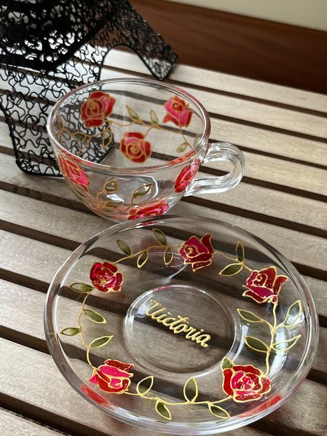 Hand-painted Red Roses Mug with Glass Saucer using Vitreous Paint - La Vidriela, Roses Red Glass Vase Painting Ideas, Funny Alarms, Ceramic Business, Cup Painting, Crockery Design, Painting Glass Jars, Painting Glass, Glass Painting Designs, Stained Glass Paint