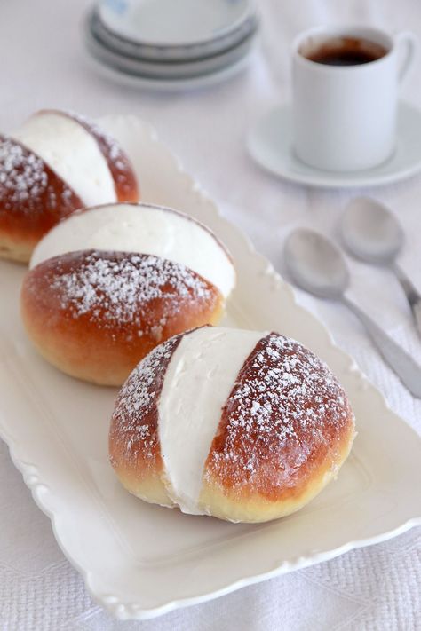 Maritozzo – Italian Rolls Filled with Vanilla Cream | Photo: Natalie Levin Cream Filled Pastries, Bakery Items Recipes, Vanilla Baked Goods, Italian Sweet Bread Recipes, Cream Filled Desserts, Dessert Pastry Recipes, Italian Sweet Bread, Bakery Baked Goods, Italian Bakery Recipes