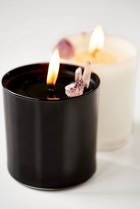 Candle Aesthetic, Crystal Candle, Candle Inspiration, Luxury Fragrance, Crystal Candles, Hand Candle, Oui Oui, Luxury Candles, Reiki Healing