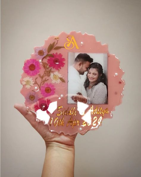 Resin Art For Anniversary, Resin Couple Frame, Resin Gift Ideas, Resin Name Plate, Resin Art For Beginners, Couple Frame, Gift Ideas Anniversary, Diy Resin Phone Case, Resin Photo Frame