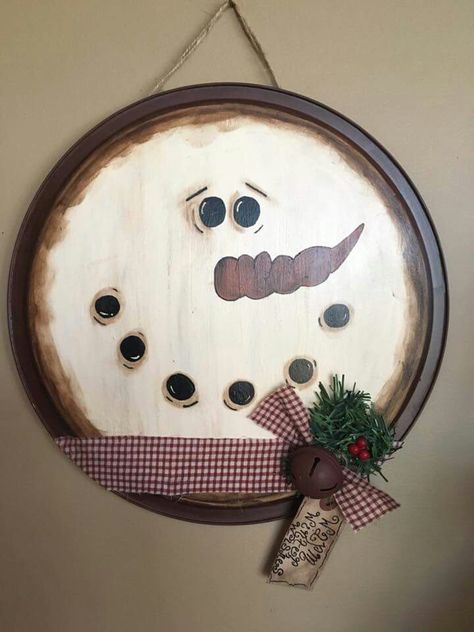 Pizza pan snowman                                                                                                                                                                                 More Pizza Pan Snowman, Snowman Themed Christmas, Themed Christmas Decor, Christmas Pizza, Pizza Pan, Snowman Crafts, Primitive Christmas, Tree Crafts, Christmas Decor Ideas