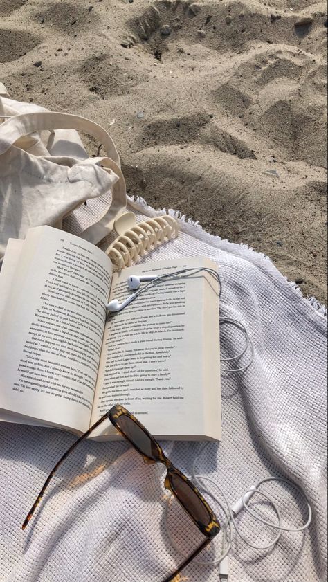 Buch Design, Foto Poses, Beach Reading, Foto Ideas Instagram, Summer Feeling, Summer Dream, Summer Photos, Summer Pictures, Beach Aesthetic