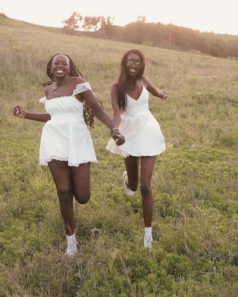 love this best friend duo 🌿🌸 #bestfriend #soulsisters #senior #seniorsunday #seniorpictures #graduation #photoshoot Senior Pictures For Twins, Best Friends Pose Ideas, Duo Photo Poses, Cousin Photos, Sisters Pictures, Hoco Photos, Duo Photoshoot, Best Friend Duo, Best Friends Photoshoot